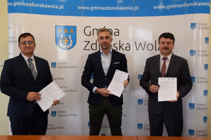 Podpisanie umowy kolejne zdjęcie